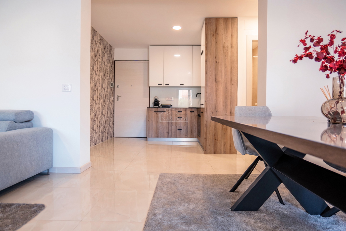 Vodice - novouređeni udoban stan u prizemlju s vrtom, 300 m od plaže