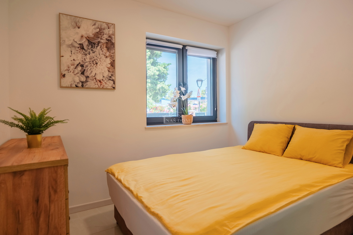 Vodice - novouređeni udoban stan u prizemlju s vrtom, 300 m od plaže