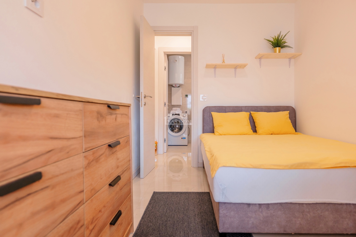 Vodice - novouređeni udoban stan u prizemlju s vrtom, 300 m od plaže