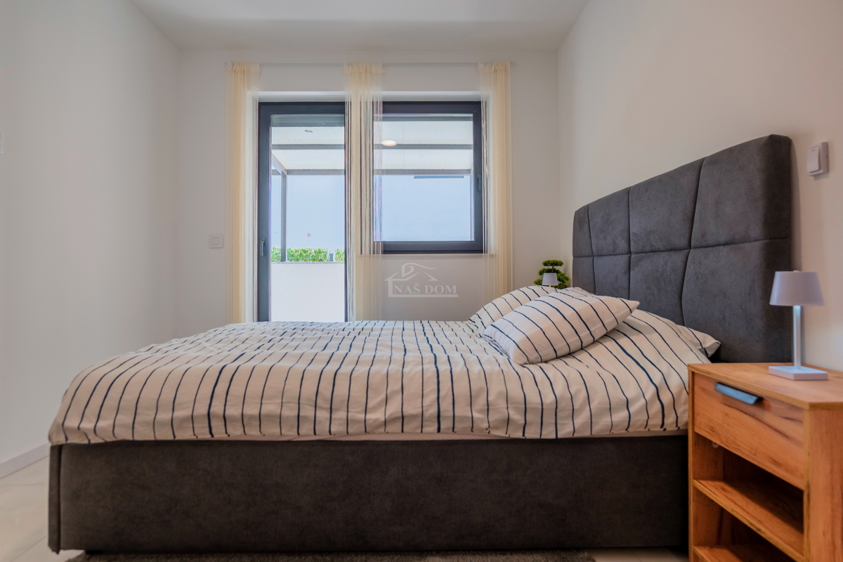 Vodice - novouređeni udoban stan u prizemlju s vrtom, 300 m od plaže