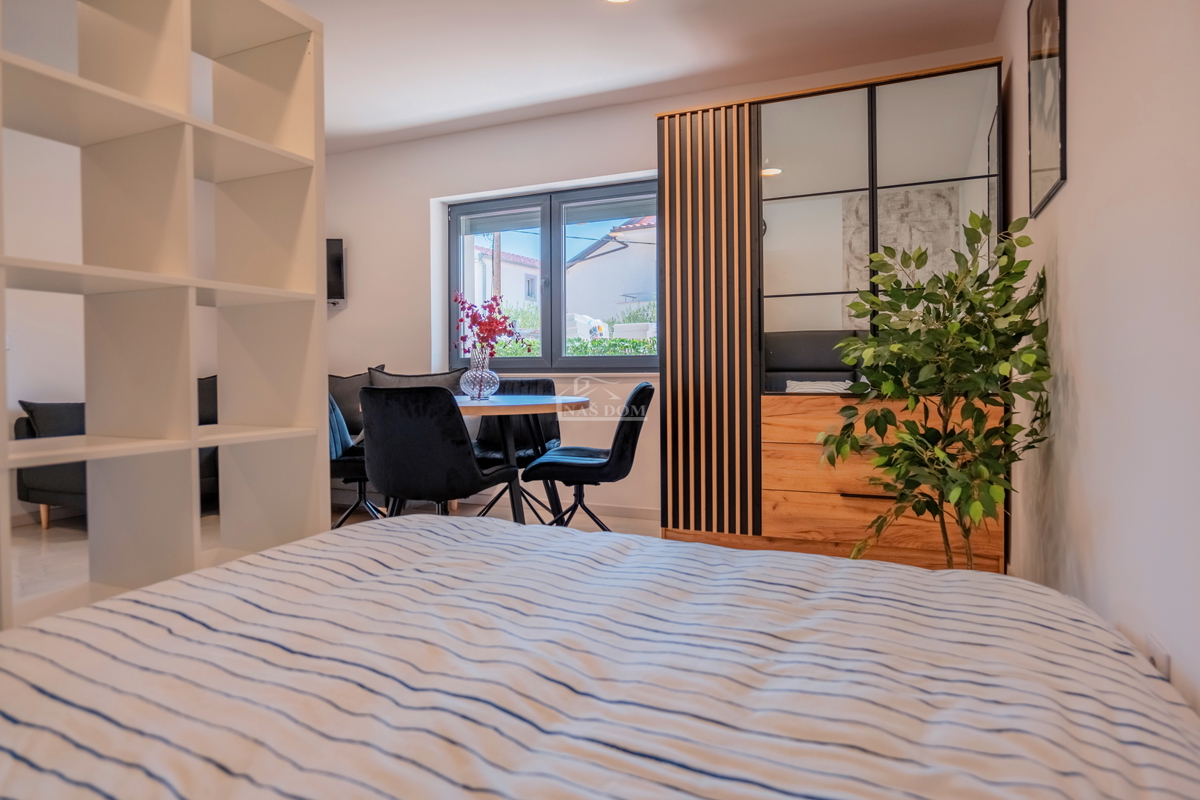 Vodice - novouređeni udoban stan u prizemlju s vrtom, 300 m od plaže