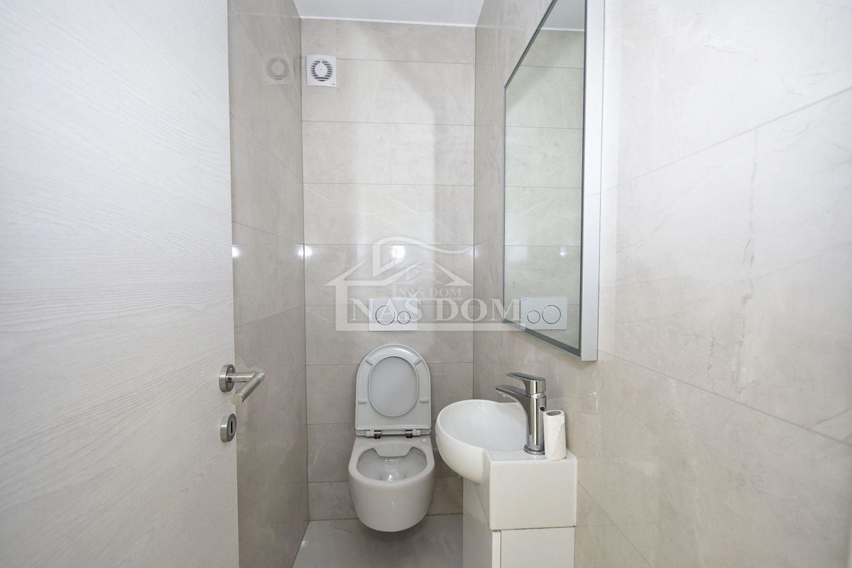 Vodice - novouređeni udoban stan u prizemlju s vrtom, 300 m od plaže