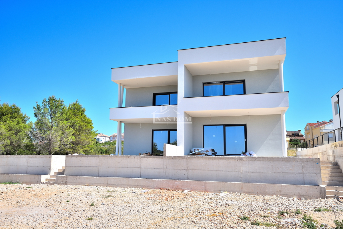 Vodice - **NOVOGRADNJA** S2 stan s vrom, pogled na more