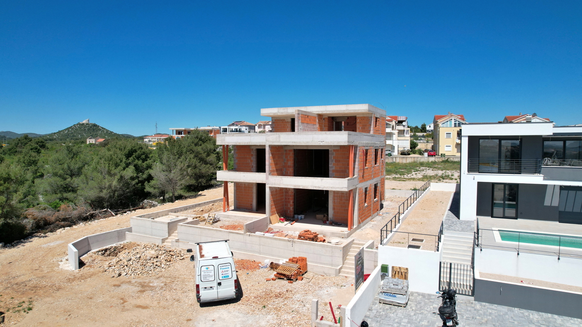Vodice - **NOVOGRADNJA** S2 stan s vrom, pogled na more