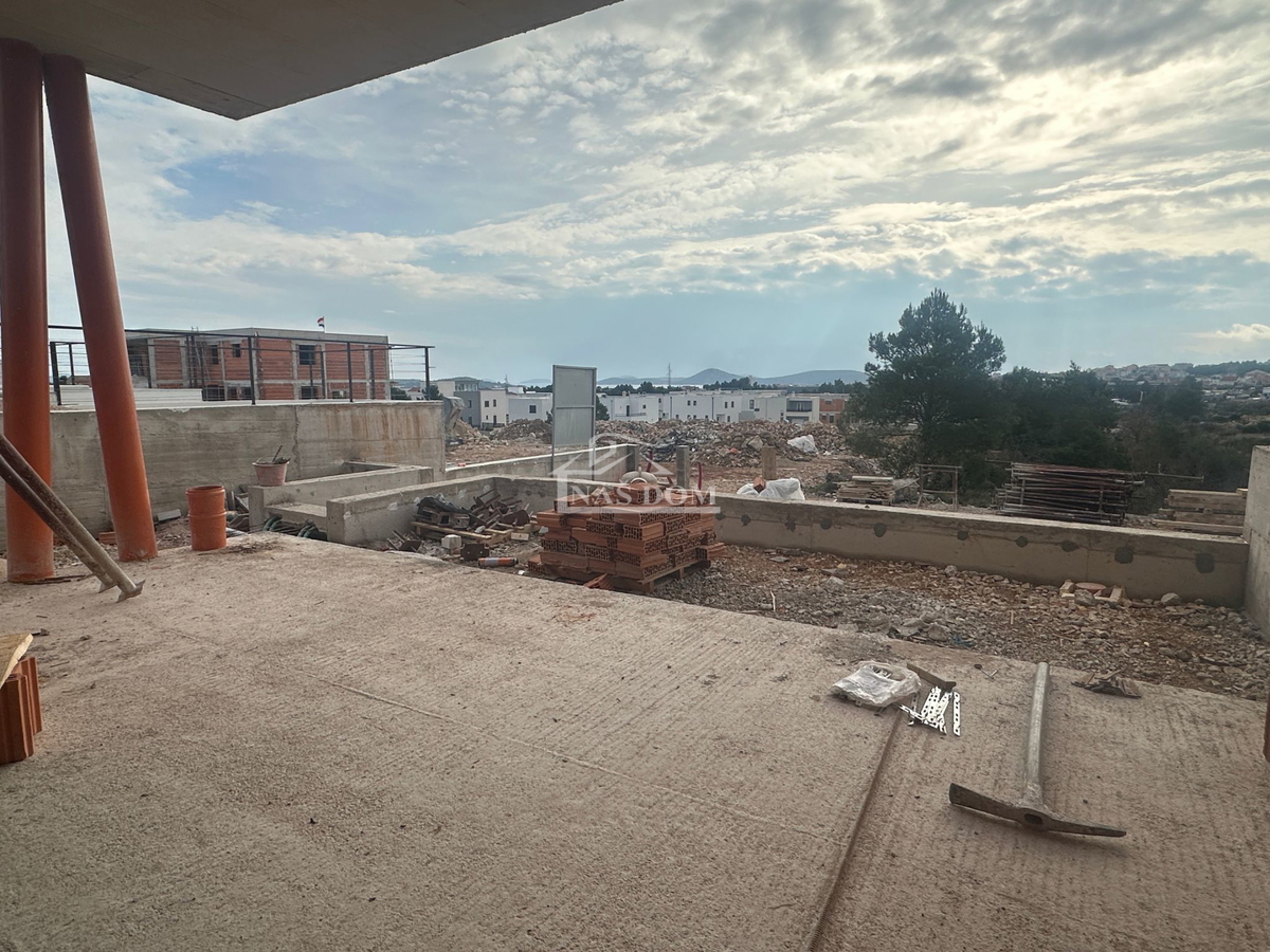 Vodice - **NOVOGRADNJA** S2 stan s vrom, pogled na more