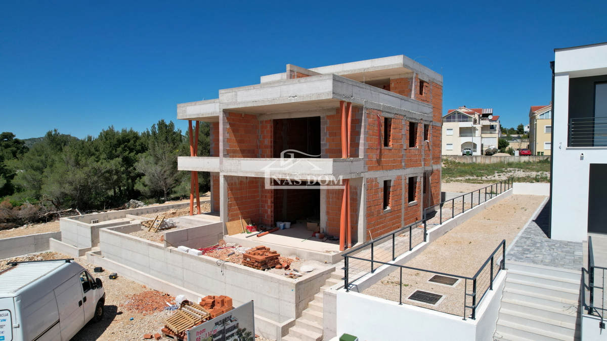 Vodice - **NOVOGRADNJA** S2 stan s vrom, pogled na more