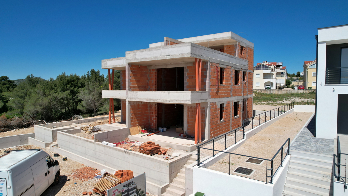 Vodice - **NOVOGRADNJA** S2 stan s vrom, pogled na more