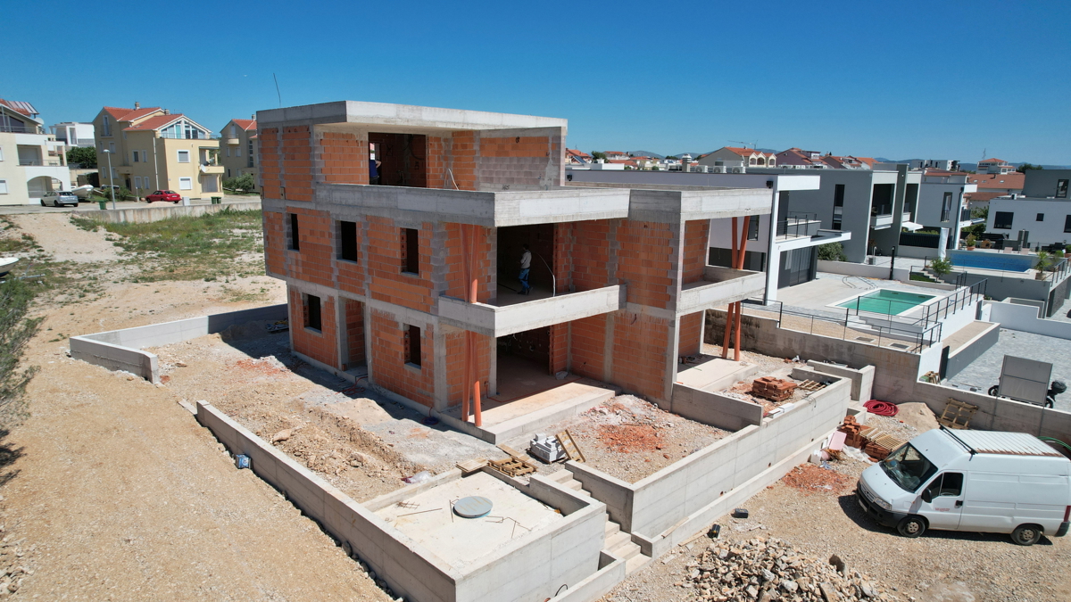 Vodice - **NOVOGRADNJA** S2 stan s vrom, pogled na more