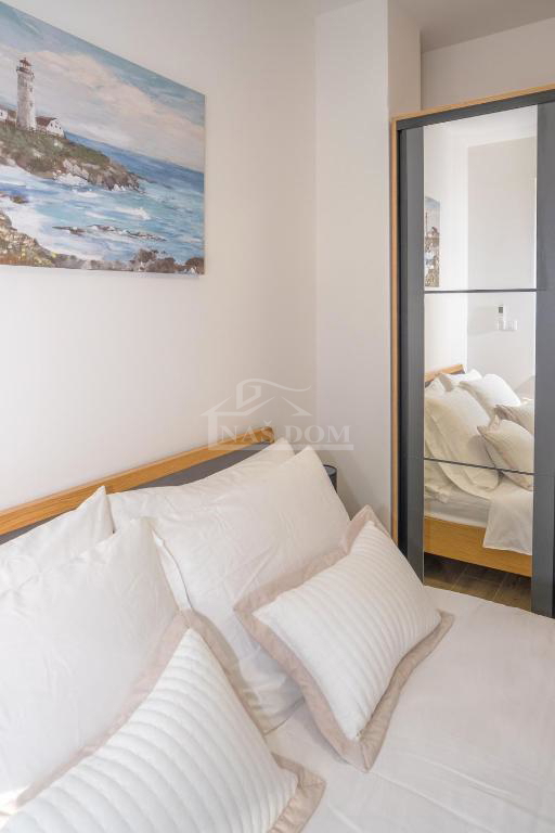 Vodice - **CENTER** hiša v vrsti s bazenom in strešno teraso, pogled na morje