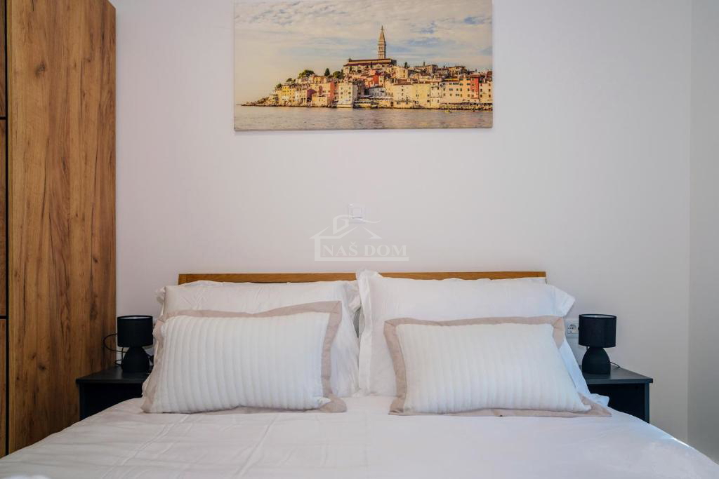 Vodice - **CENTER** hiša v vrsti s bazenom in strešno teraso, pogled na morje