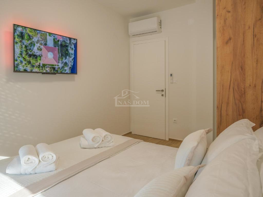 Vodice - **CENTER** hiša v vrsti s bazenom in strešno teraso, pogled na morje