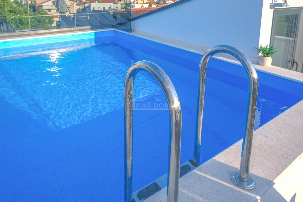 Vodice - **CENTER** hiša v vrsti s bazenom in strešno teraso, pogled na morje