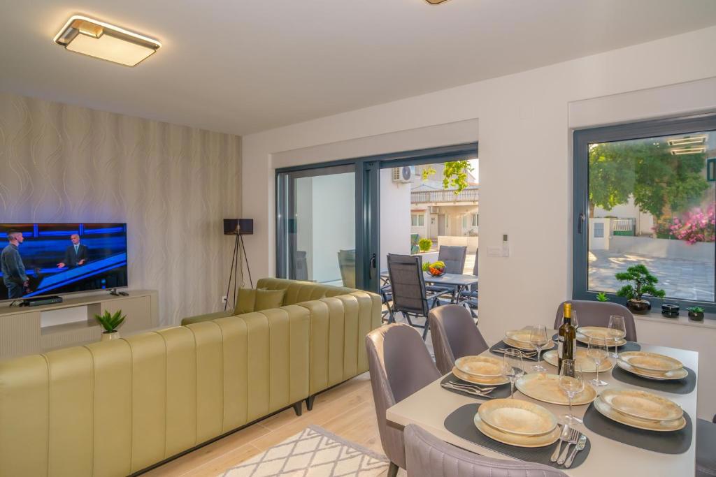 Vodice - **CENTER** hiša v vrsti s bazenom in strešno teraso, pogled na morje