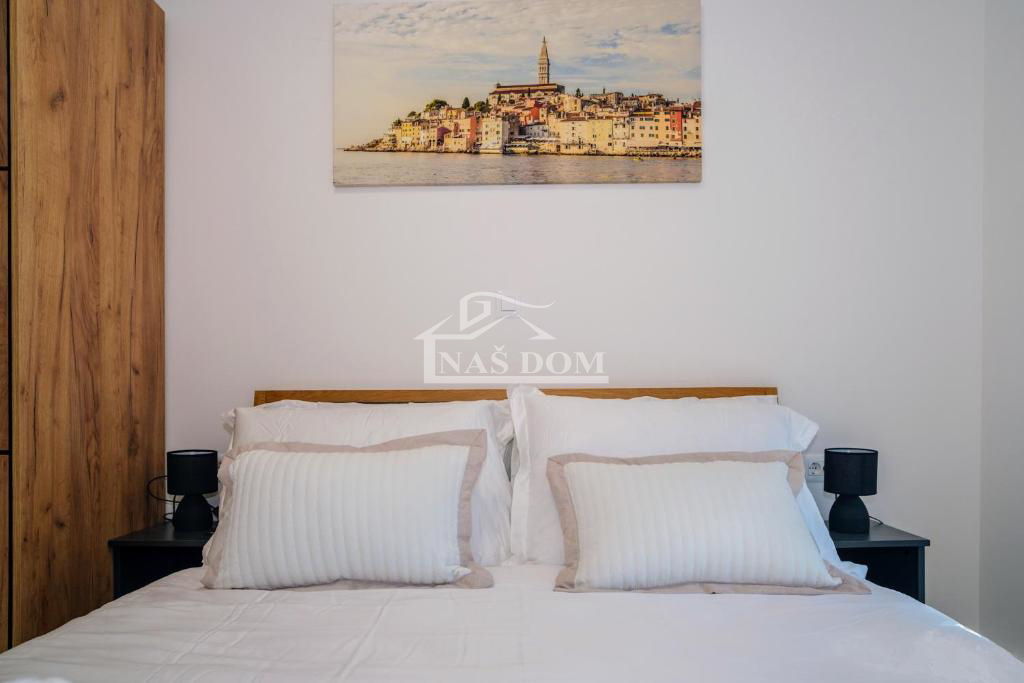 Vodice - **CENTER** hiša v vrsti s bazenom in strešno teraso, pogled na morje
