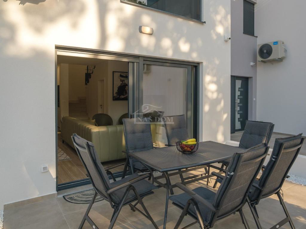 Vodice - **CENTER** hiša v vrsti s bazenom in strešno teraso, pogled na morje