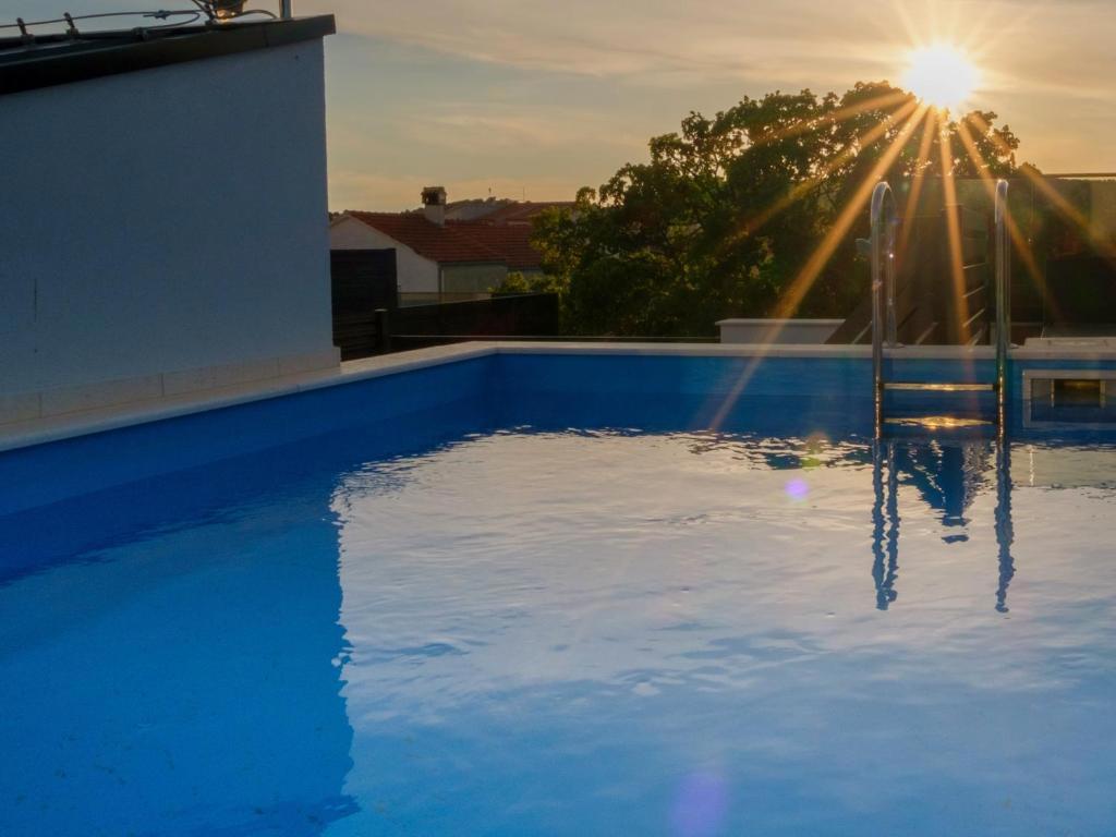 Vodice - **CENTER** hiša v vrsti s bazenom in strešno teraso, pogled na morje