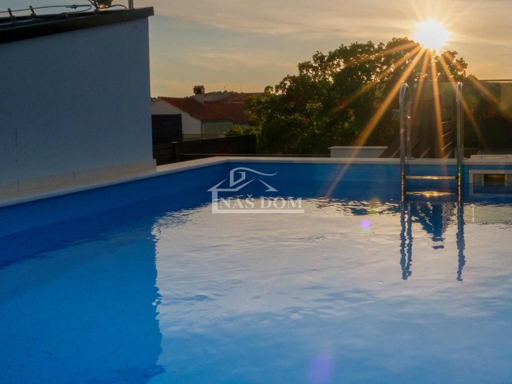 Vodice - **CENTER** hiša v vrsti s bazenom in strešno teraso, pogled na morje