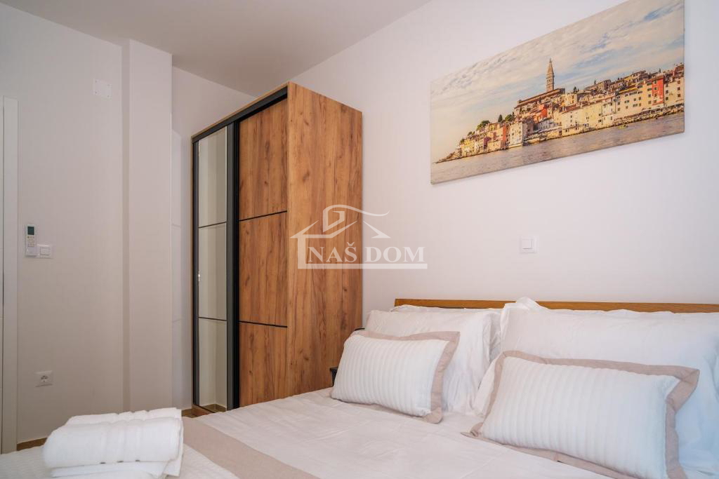 Vodice - **CENTER** hiša v vrsti s bazenom in strešno teraso, pogled na morje