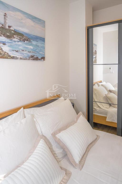 Vodice - **CENTER** hiša v vrsti s bazenom in strešno teraso, pogled na morje