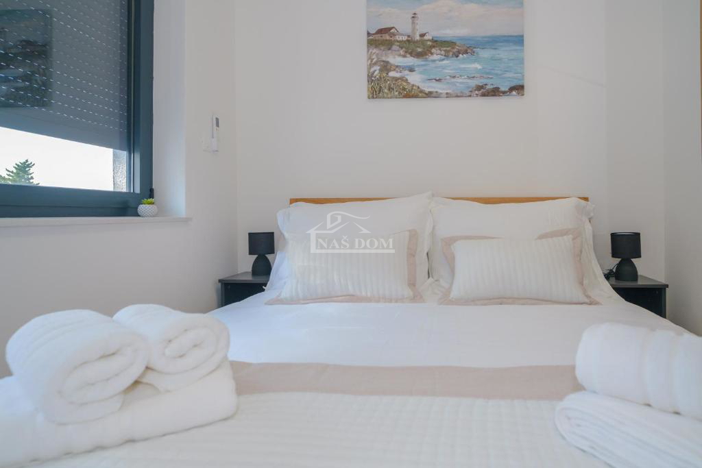 Vodice - **CENTER** hiša v vrsti s bazenom in strešno teraso, pogled na morje