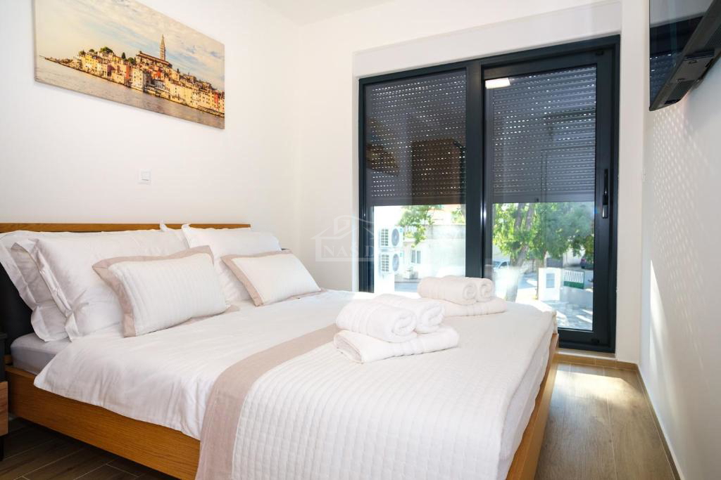 Vodice - **CENTER** hiša v vrsti s bazenom in strešno teraso, pogled na morje