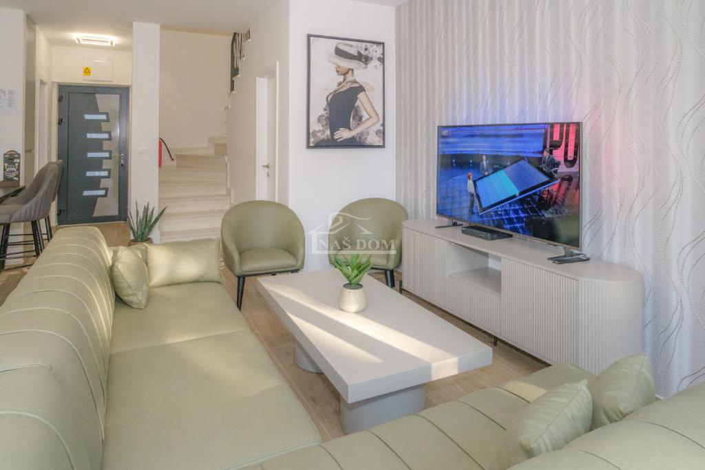 Vodice - **CENTER** hiša v vrsti s bazenom in strešno teraso, pogled na morje