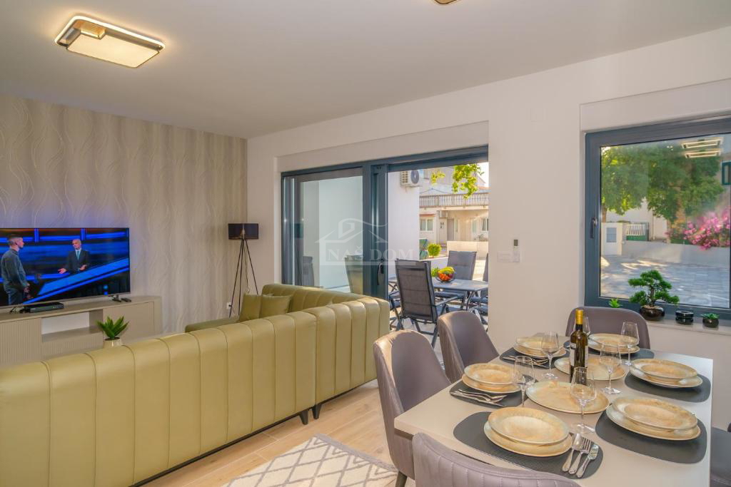 Vodice - **CENTER** hiša v vrsti s bazenom in strešno teraso, pogled na morje