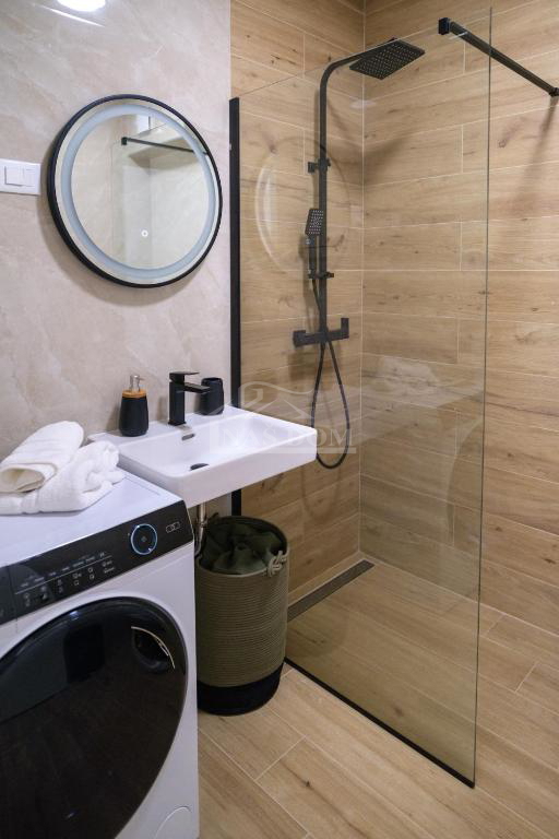 Vodice - **CENTER** hiša v vrsti s bazenom in strešno teraso, pogled na morje