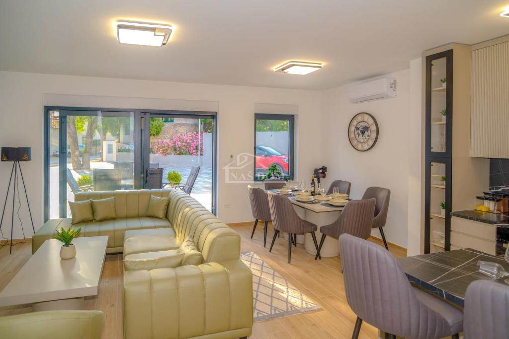 Vodice - **CENTER** hiša v vrsti s bazenom in strešno teraso, pogled na morje