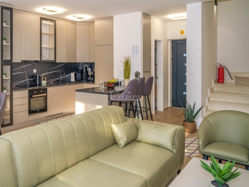 Vodice - **CENTER** hiša v vrsti s bazenom in strešno teraso, pogled na morje