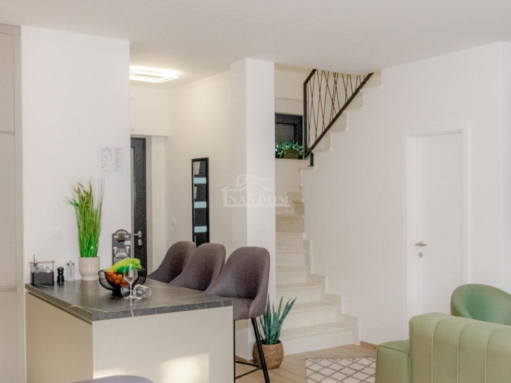 Vodice - **CENTER** hiša v vrsti s bazenom in strešno teraso, pogled na morje