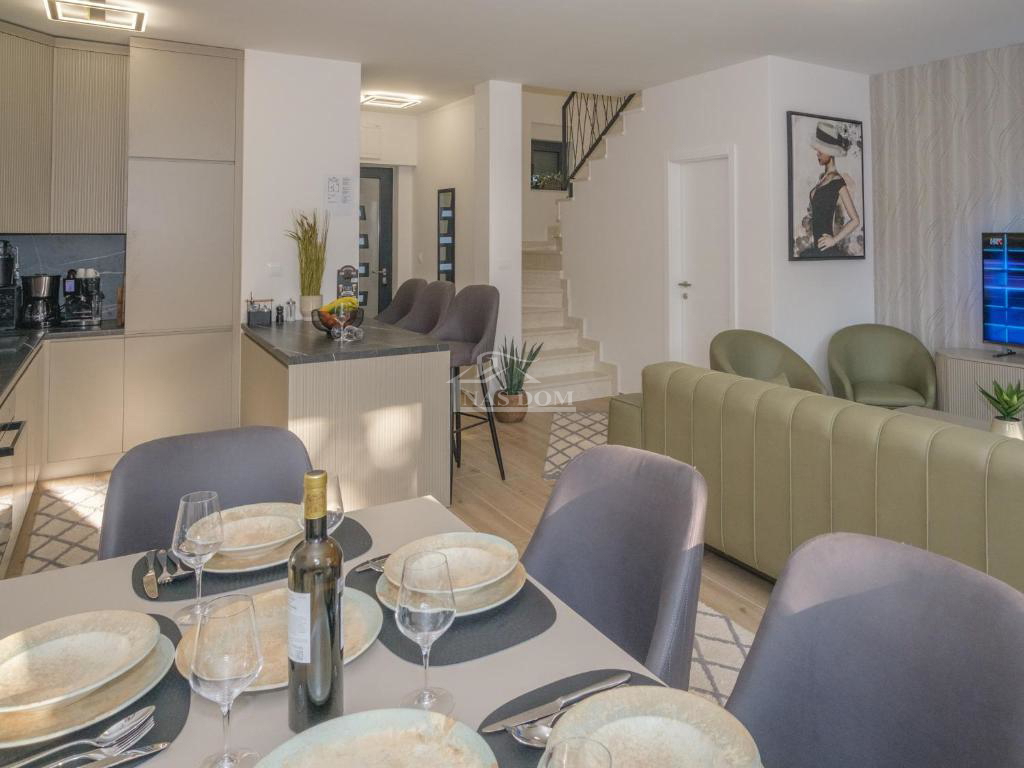 Vodice - **CENTER** hiša v vrsti s bazenom in strešno teraso, pogled na morje