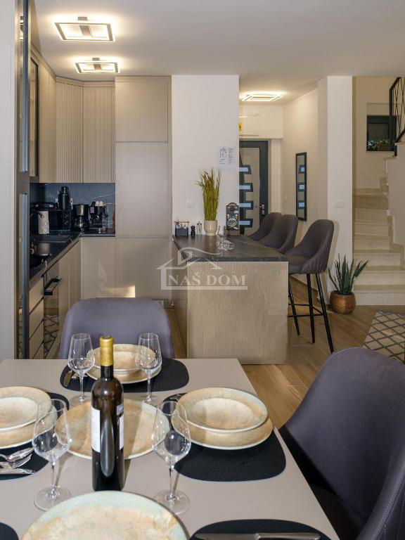 Vodice - **CENTER** hiša v vrsti s bazenom in strešno teraso, pogled na morje