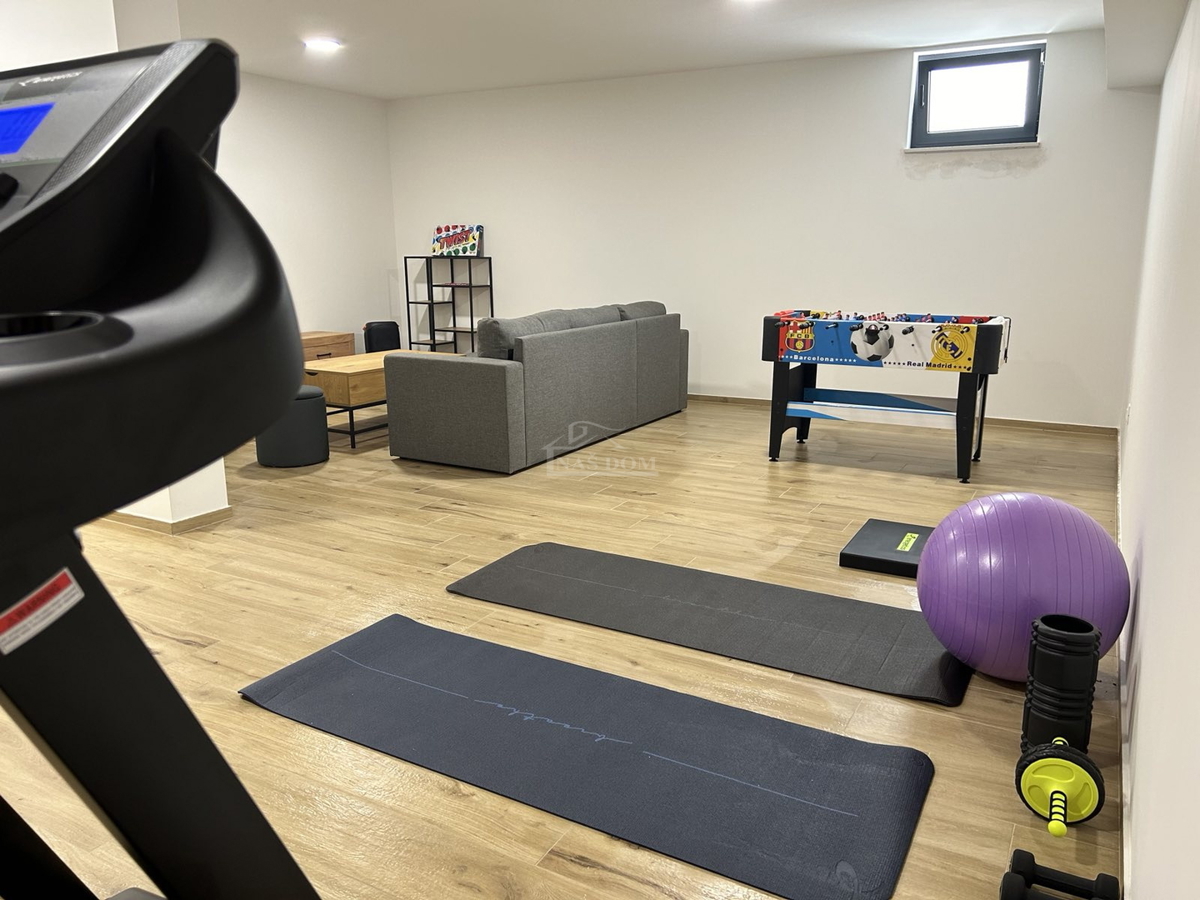 Vodice - **CENTER** hiša v vrsti s bazenom in strešno teraso, pogled na morje