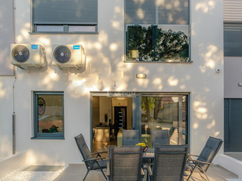 Vodice - **CENTER** hiša v vrsti s bazenom in strešno teraso, pogled na morje