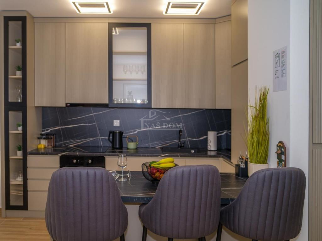 Vodice - **CENTER** hiša v vrsti s bazenom in strešno teraso, pogled na morje