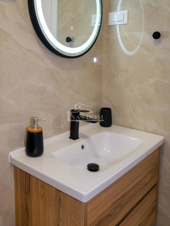 Vodice - **CENTER** hiša v vrsti s bazenom in strešno teraso, pogled na morje