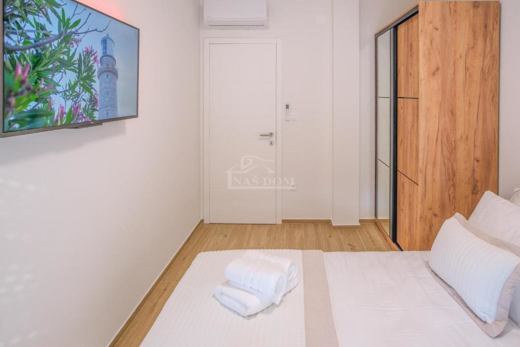 Vodice - **CENTER** hiša v vrsti s bazenom in strešno teraso, pogled na morje