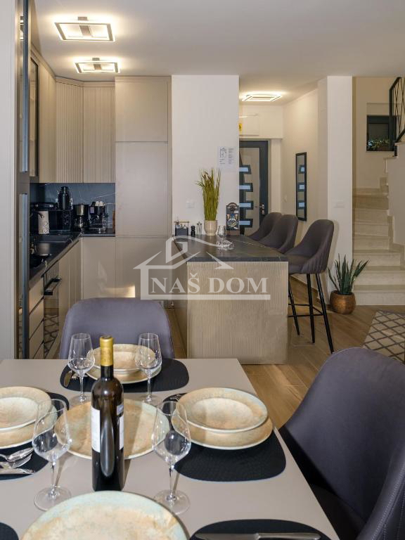 Vodice - **CENTER** hiša v vrsti s bazenom in strešno teraso, pogled na morje