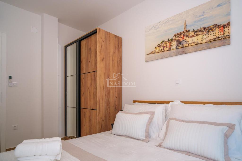 Vodice - **CENTER** hiša v vrsti s bazenom in strešno teraso, pogled na morje