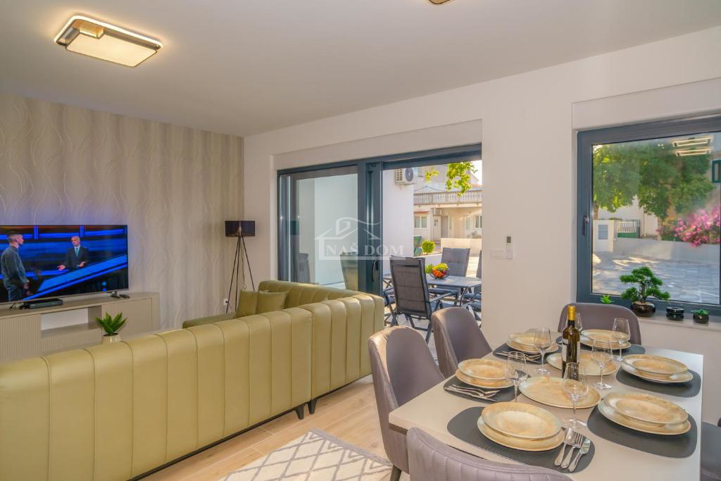 Vodice - **CENTER** hiša v vrsti s bazenom in strešno teraso, pogled na morje