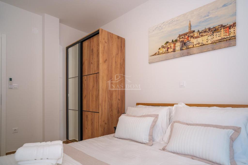 Vodice - **CENTER** hiša v vrsti s bazenom in strešno teraso, pogled na morje