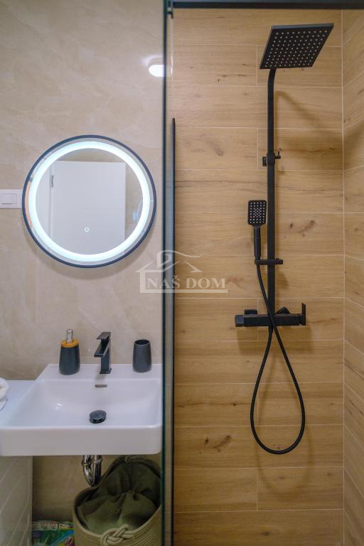 Vodice - **CENTER** hiša v vrsti s bazenom in strešno teraso, pogled na morje