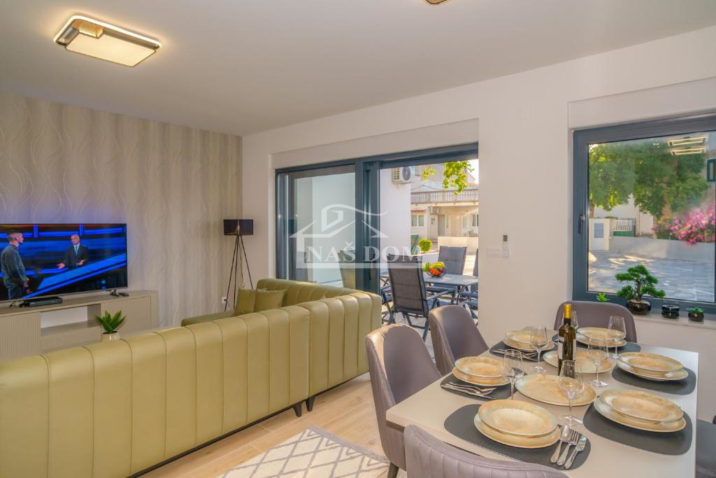 Vodice - **CENTER** hiša v vrsti s bazenom in strešno teraso, pogled na morje