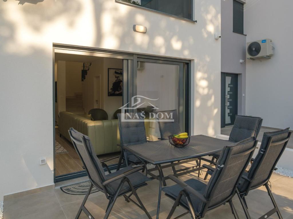 Vodice - **CENTER** hiša v vrsti s bazenom in strešno teraso, pogled na morje