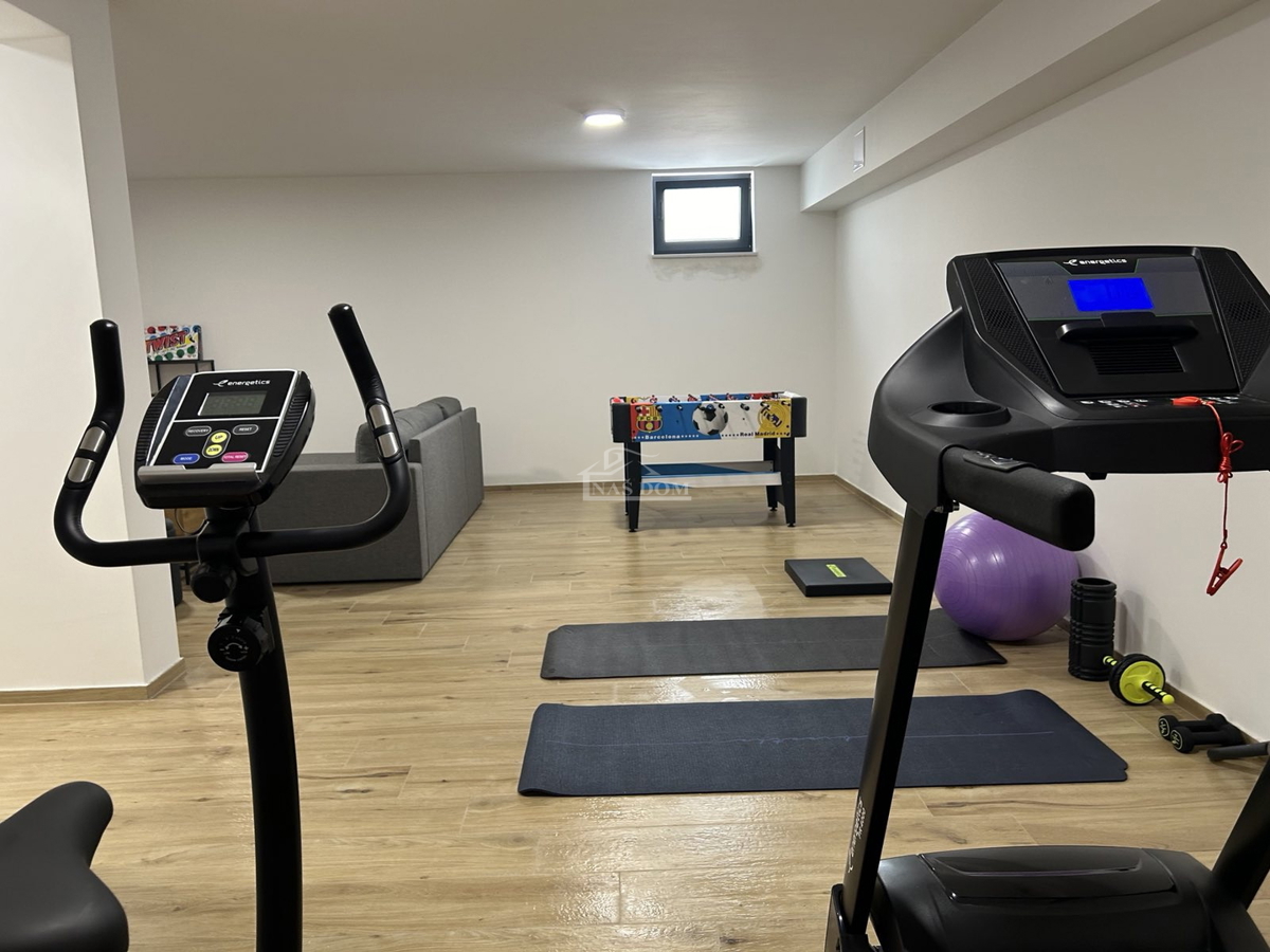 Vodice - **CENTER** hiša v vrsti s bazenom in strešno teraso, pogled na morje