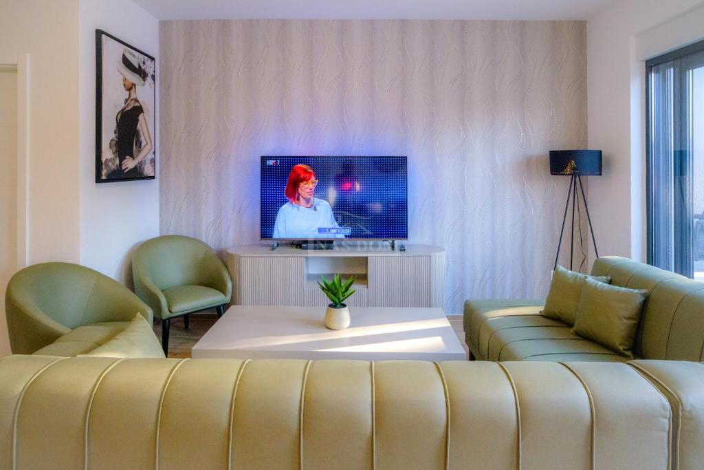 Vodice - **CENTER** hiša v vrsti s bazenom in strešno teraso, pogled na morje