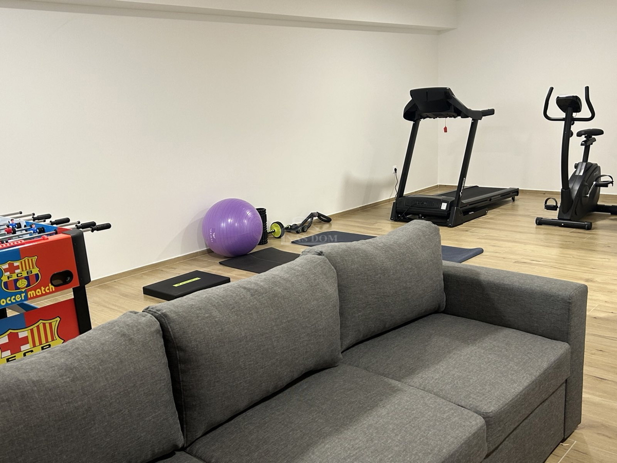 Vodice - **CENTER** hiša v vrsti s bazenom in strešno teraso, pogled na morje