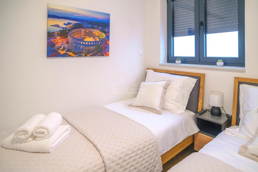 Vodice - **CENTER** hiša v vrsti s bazenom in strešno teraso, pogled na morje