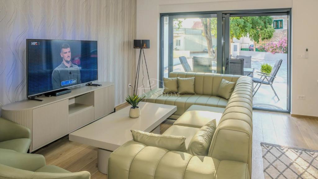 Vodice - **CENTER** hiša v vrsti s bazenom in strešno teraso, pogled na morje